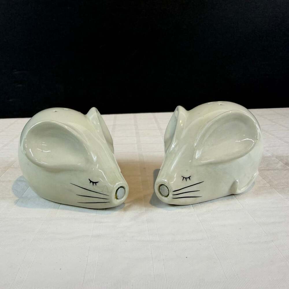 Ceramic Cream Gray Magnetic Kissing Mice Salt Pepper Shaker Set *chips